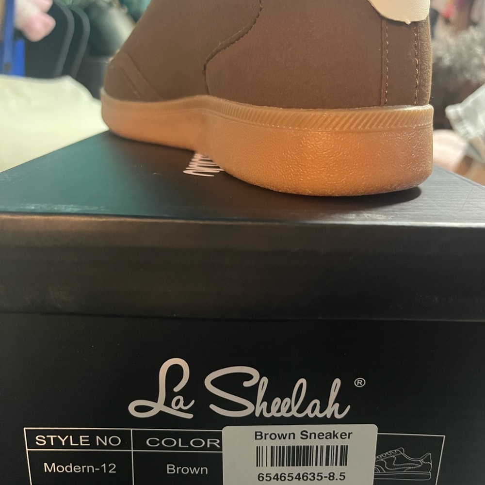 Brown and White retro sneaker Design - Picture 2 of 4